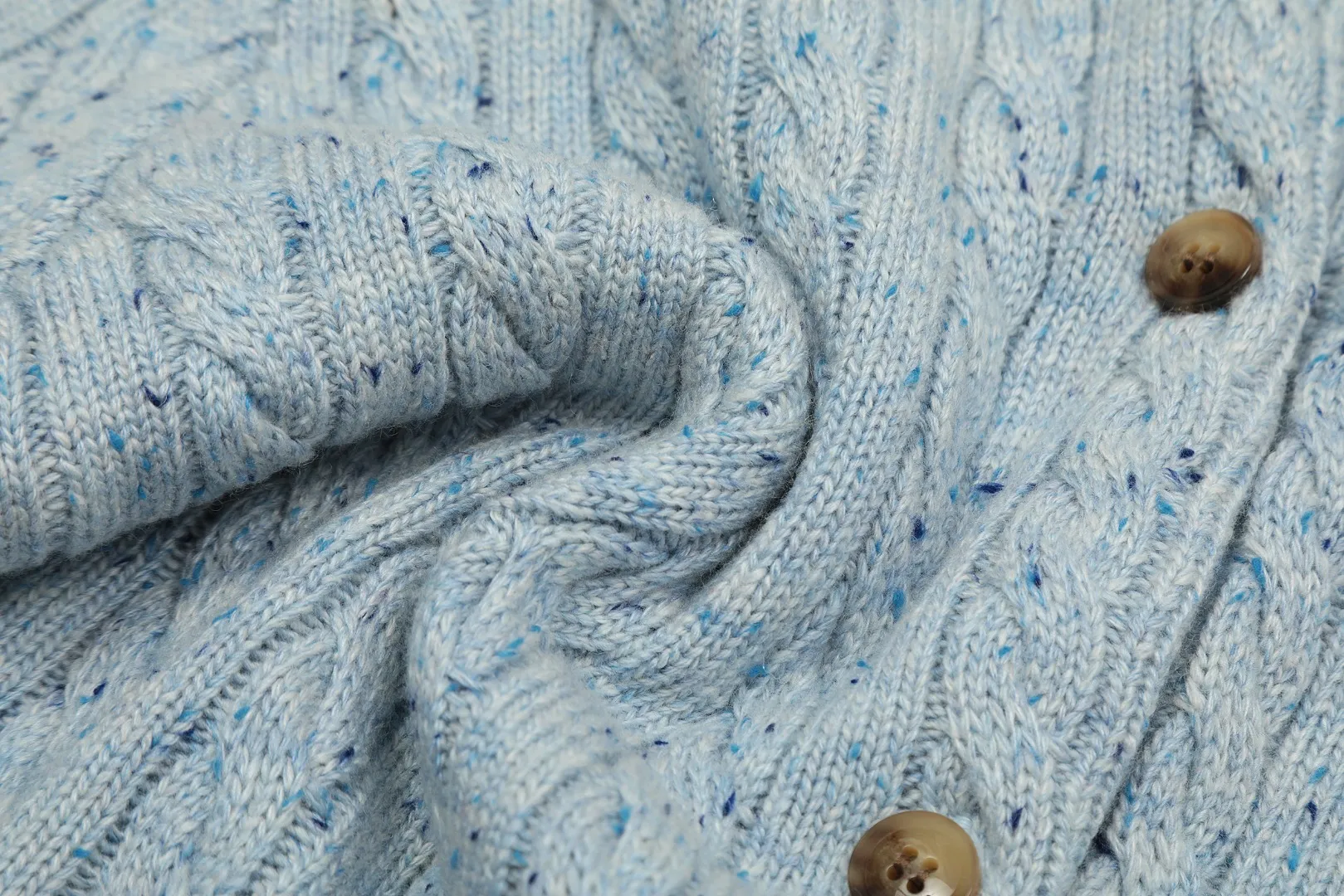 P230 Top quality" Style number: DS018# [Ralph Lauren wool blended pony embroidered logo twist knitted cardigan] ✅Ralph Lauren gradient multi-color dot versatile knitted cardigan jacket for all seasons ✅15% Merino cotton wool 85% wool blend Customized laser buttons Clean and clear texture ✅ZP quality 1:1 version Scan the code to enter the GF website Counter quality ✅Detailed quality The only one in Guangzhou Imported quality wool, focusing on high-end, cost-effective, good quality needless to say ✅The version is restored to the original order, the maximum size can be worn up to 150 pounds, loose, comfortable and stress-free ✅The upper body is simple and easy to match, a must-have for goddess ootd. Good-looking clothes are never picky. A must-have in the goddess's wardrobe. Size: S-L Color: Navy blue, light blue, off-white, leather pink, Christmas red